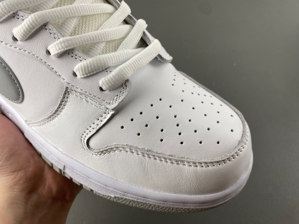 Supreme Dunk Low Sb White Metallic Silver Hq8487 100 13 - kickbulk.co