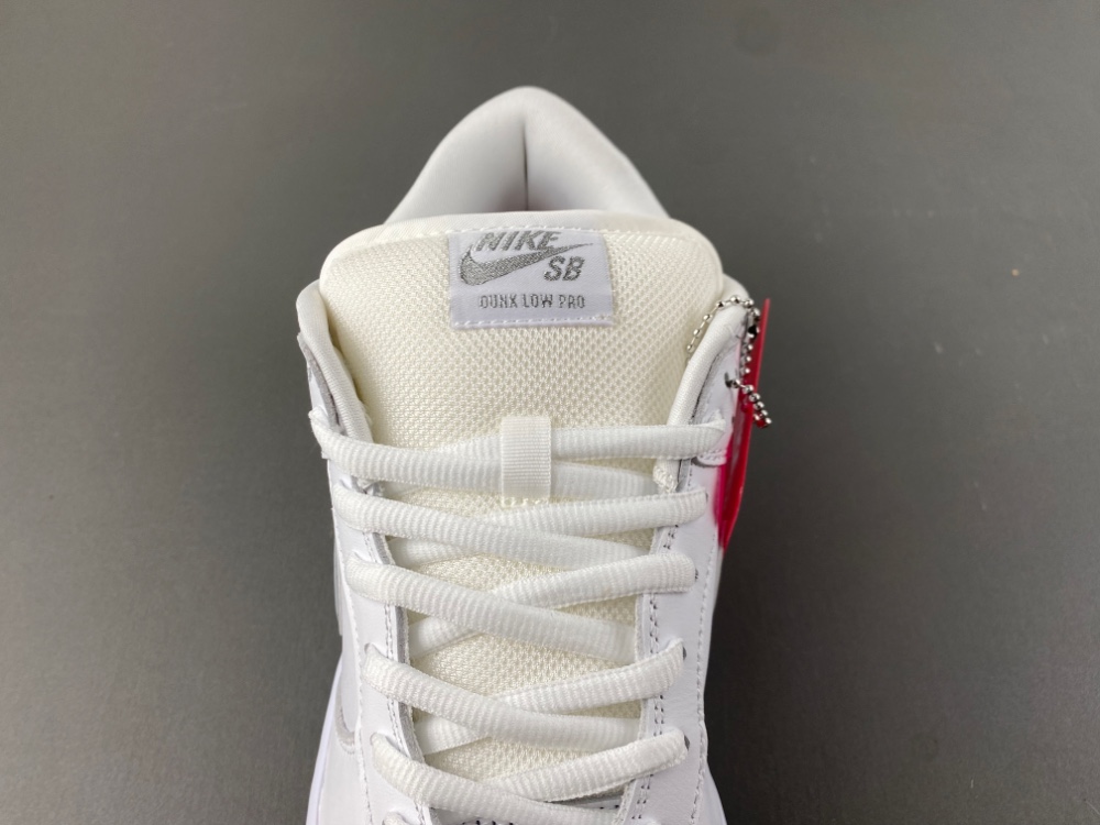 Supreme Dunk Low Sb White Metallic Silver Hq8487 100 14 - kickbulk.co