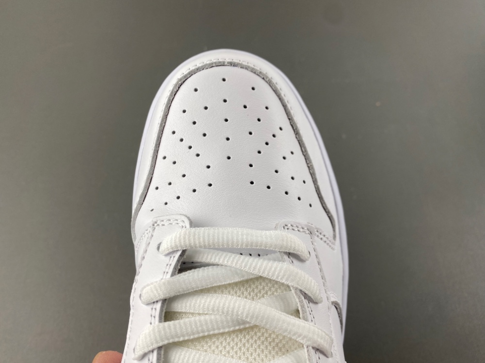Supreme Dunk Low Sb White Metallic Silver Hq8487 100 15 - kickbulk.co