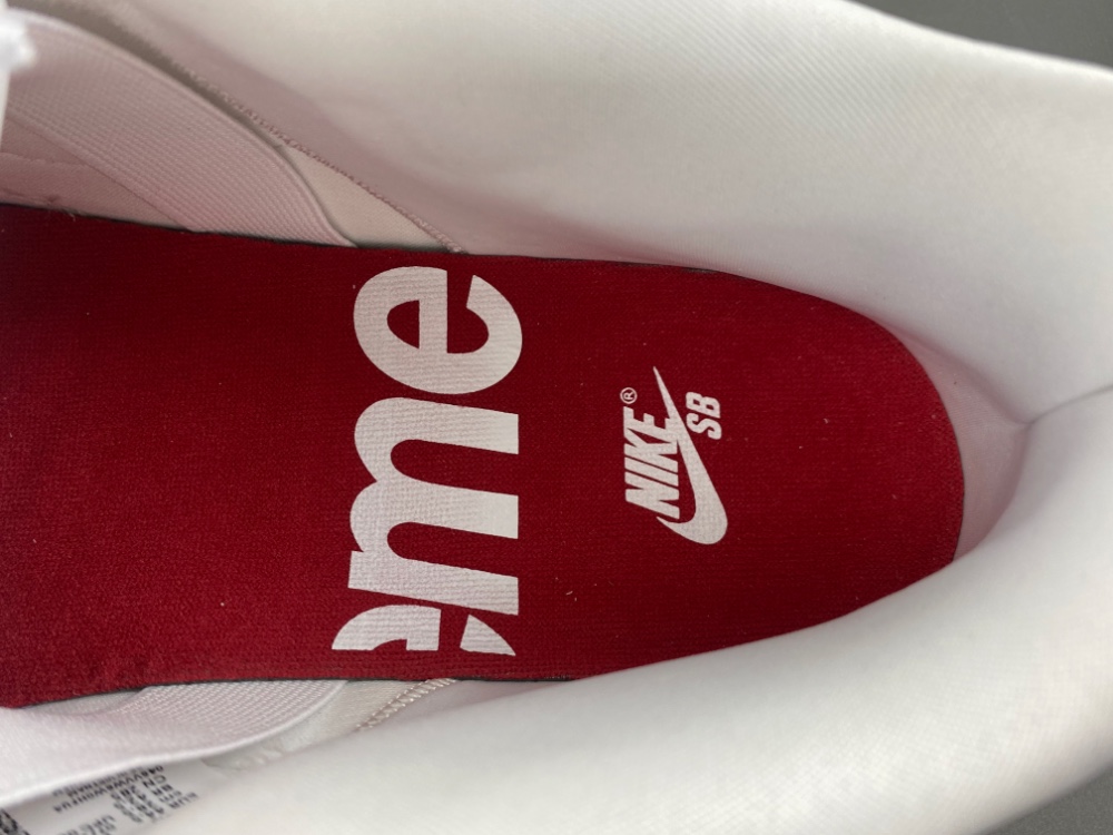 Supreme Dunk Low Sb White Metallic Silver Hq8487 100 17 - kickbulk.co