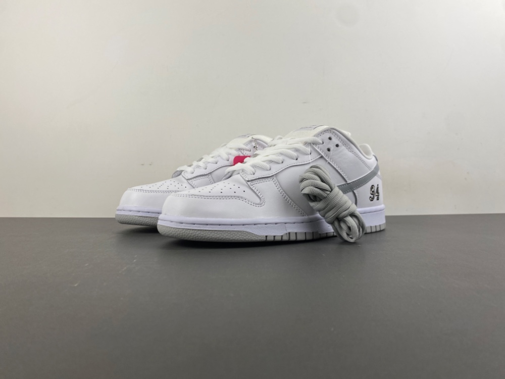 Supreme Dunk Low Sb White Metallic Silver Hq8487 100 2 - kickbulk.co