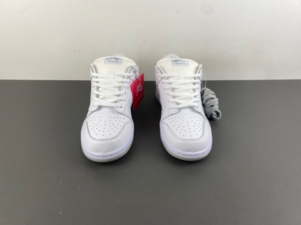Supreme Dunk Low Sb White Metallic Silver Hq8487 100 3 - kickbulk.co