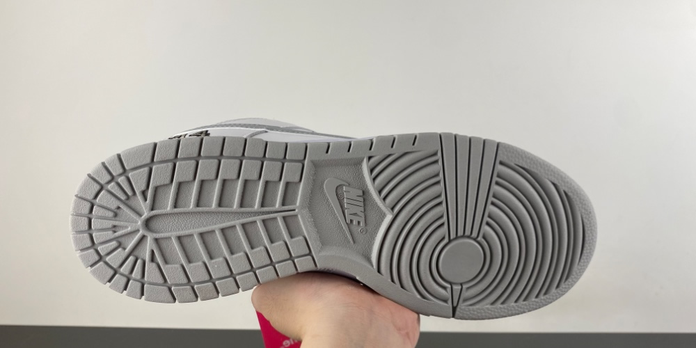 Supreme Dunk Low Sb White Metallic Silver Hq8487 100 6 - kickbulk.co