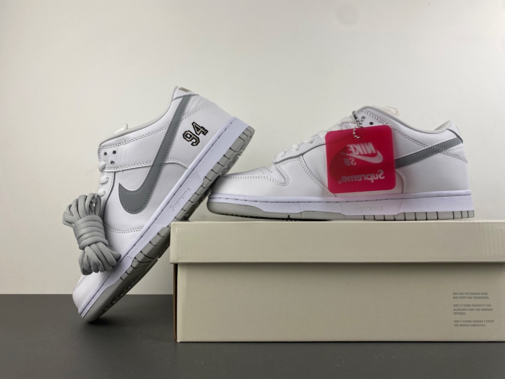 Supreme Dunk Low Sb White Metallic Silver Hq8487 100 7 - kickbulk.co
