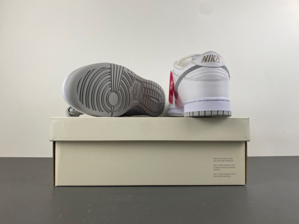 Supreme Dunk Low Sb White Metallic Silver Hq8487 100 9 - kickbulk.co